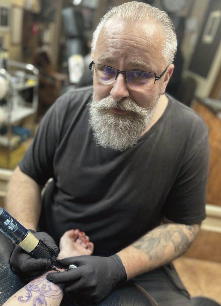 Friedrich László - FriciLaci - tetováló, dolgozik egy karon - Profubdus tattoo Baja.