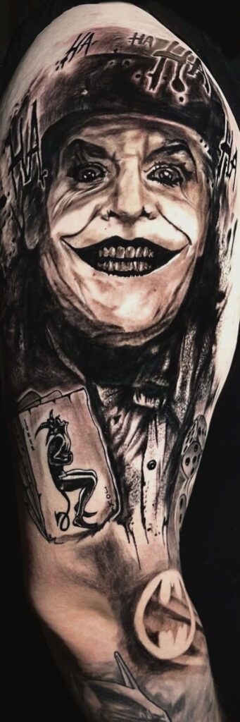Fekete-fehér vizes satír (graywash) és szürke monokróm tetoválások különbsége, illusztráció Profundus Tattoo Baján, Friedrich László